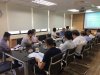 與會者詳閱書面資料