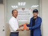 蔡主任與獲獎同學合影-公行系黃鈺翔同學