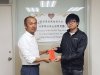 蔡主任與獲獎同學合影-財金系劉闊同學
